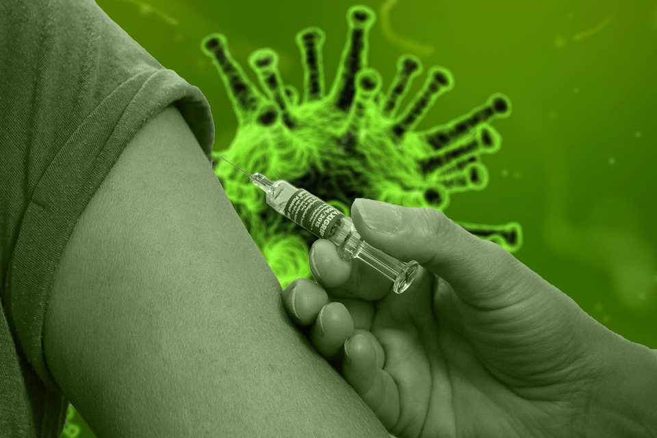 Több orvos is kampányol a koronavírus elleni védőoltás kötelezővé tételéért